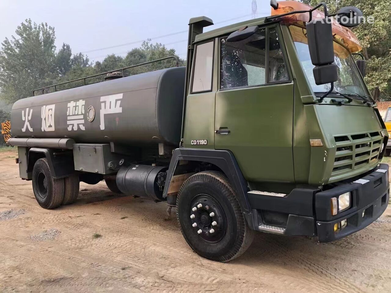 Kamion cisterna za prevoz goriva HONGYAN 4x2 drive 12 tons fuel tank: slika 2