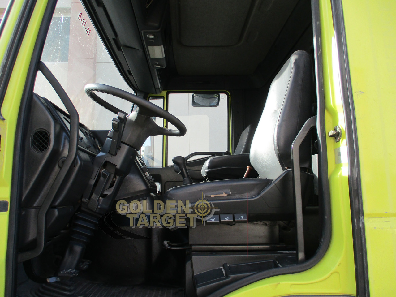 Kamion sa golom šasijom i zatvorenom kabinom IVECO Euro Trakker 420: slika 11