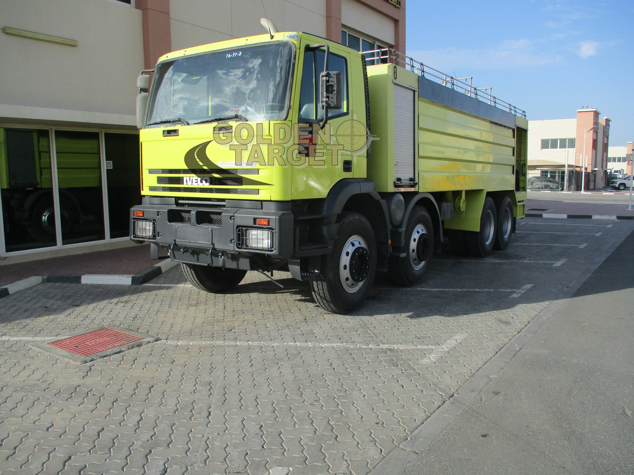 Kamion sa golom šasijom i zatvorenom kabinom IVECO Euro Trakker 420: slika 2