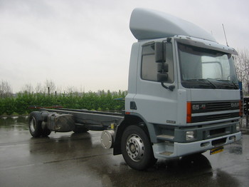 DAF  - Kamion sa golom šasijom i zatvorenom kabinom