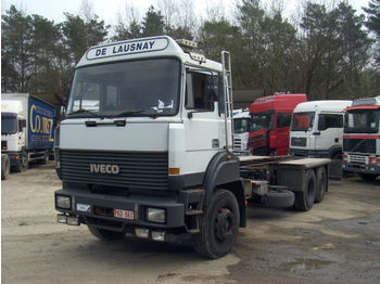 Iveco 240 E 32 6x2 - Kamion sa golom šasijom i zatvorenom kabinom