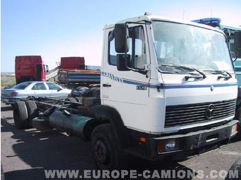 MERCEDES 1320 - Kamion sa golom šasijom i zatvorenom kabinom