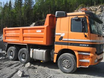 MERCEDES 3353 6x4 - Kamion sa golom šasijom i zatvorenom kabinom