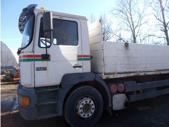 Kamion sa tovarnim sandukom, Kamion sa dizalicom MAN F2001: slika 1