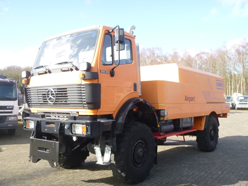 Kamion sa golom šasijom i zatvorenom kabinom Mercedes SK 2031 4x4x4 Schmidt CJS9 airport sweeper snow plough: slika 4