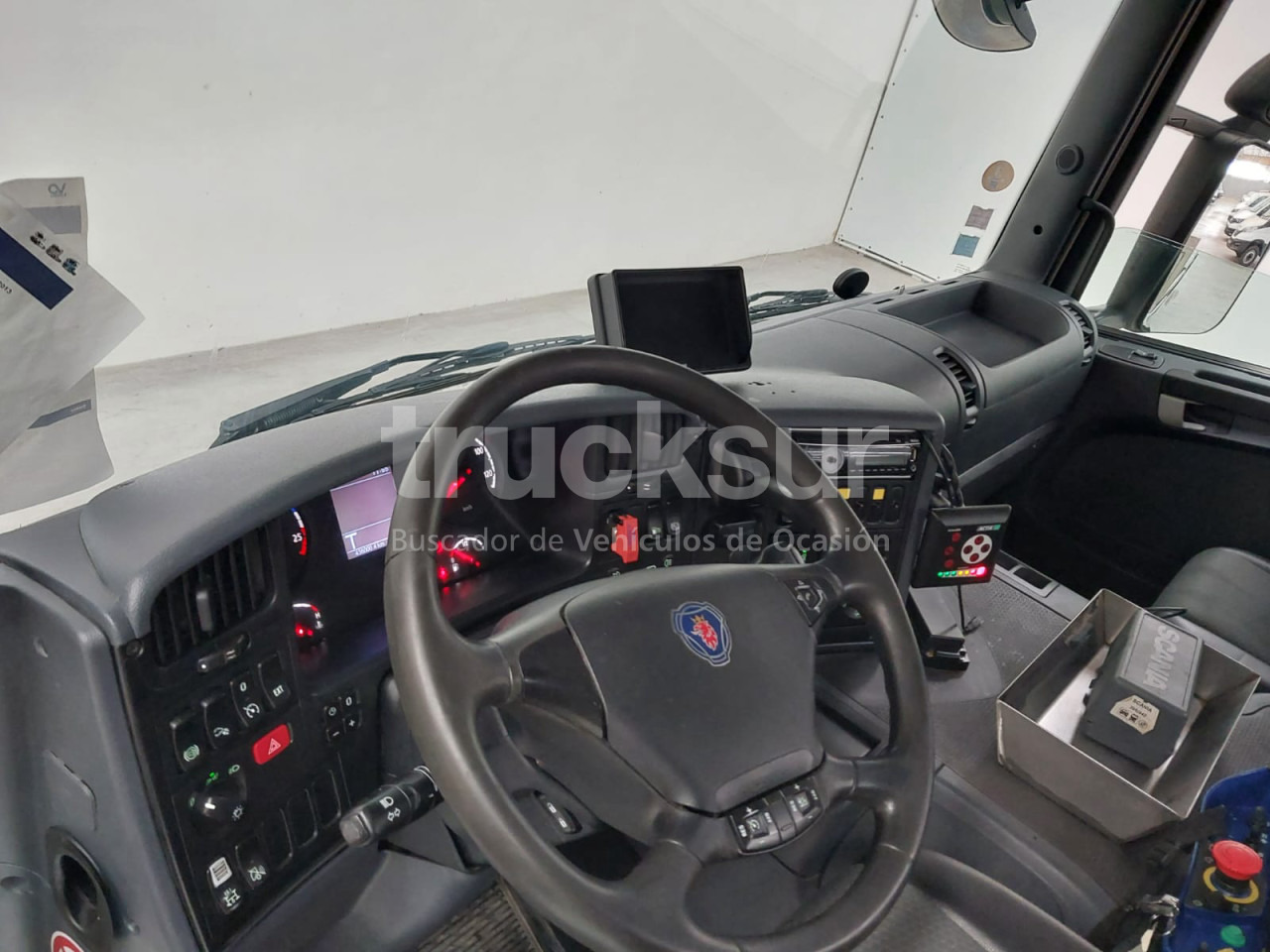 Kamion sa golom šasijom i zatvorenom kabinom SCANIA P320: slika 7