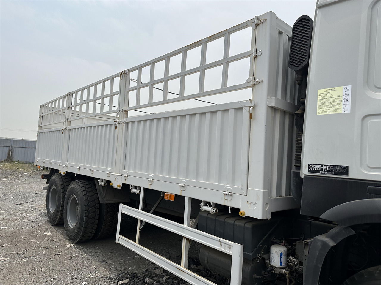 Kamion za prevoz stoke za prevoz životinja SINOTRUK HOWO 371: slika 10