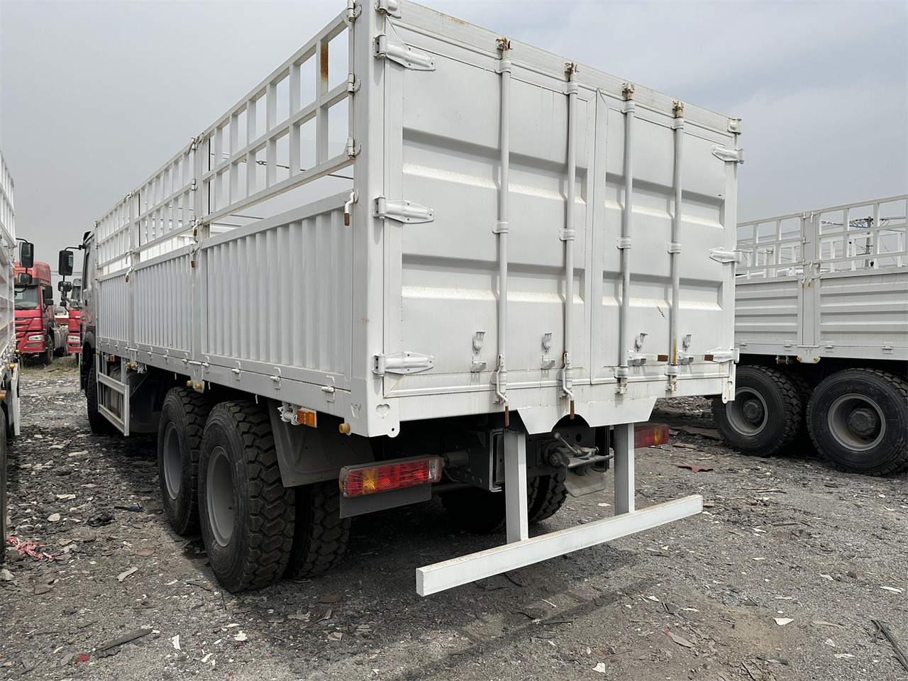 Kamion za prevoz stoke za prevoz životinja SINOTRUK HOWO 371: slika 6