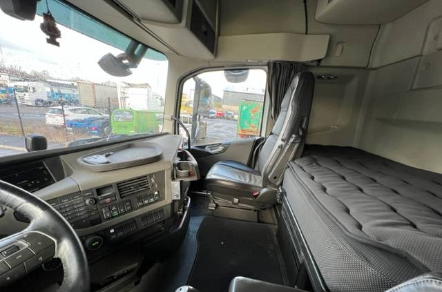 Kamion sa golom šasijom i zatvorenom kabinom Volvo FH13 540 6x2: slika 11