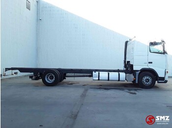 Kamion sa golom šasijom i zatvorenom kabinom Volvo FH 12 460 manual: slika 4