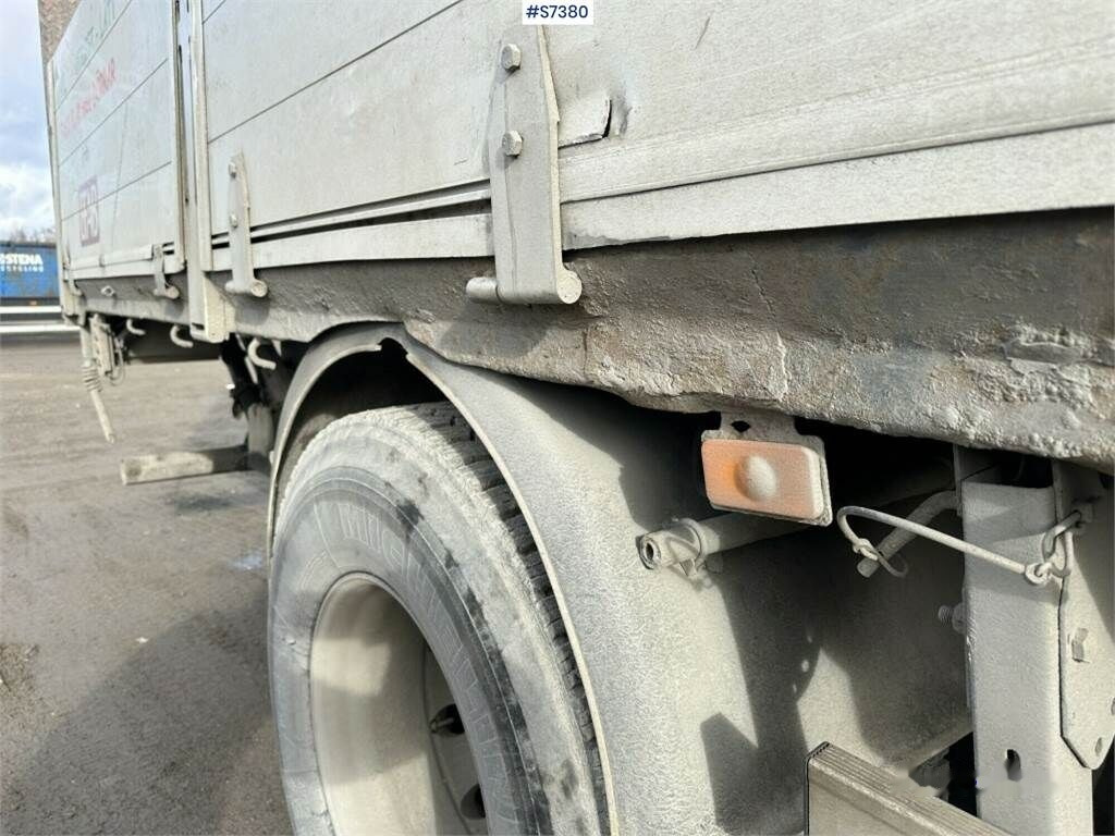 Kamion sa tovarnim sandukom, Kamion sa dizalicom Volvo FM9: slika 42