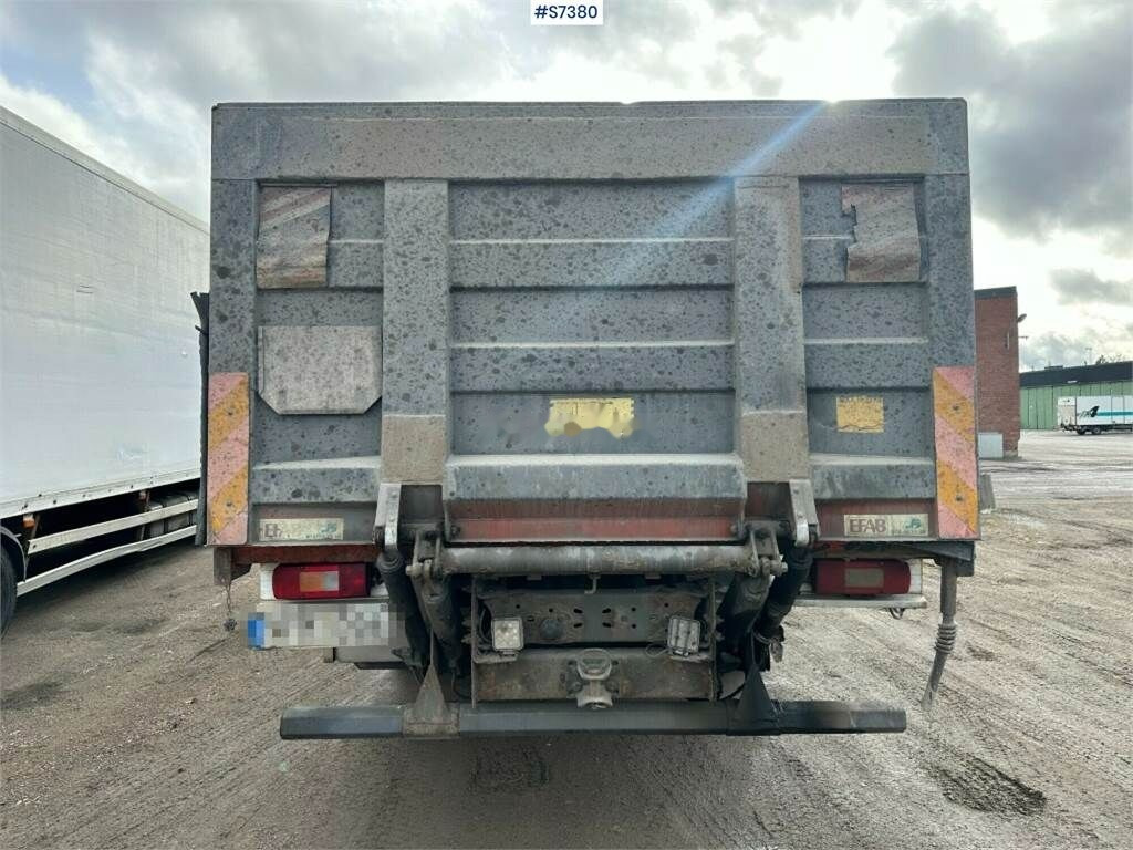 Kamion sa tovarnim sandukom, Kamion sa dizalicom Volvo FM9: slika 4