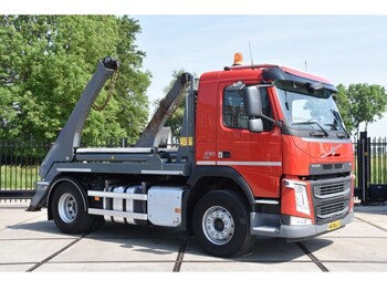 Kamion za utovaranje kontejnera Volvo FM 330 4x2 - SKIPLOADER - AIRCO - ONLY 64 TKM - PTO - HYVA - LIKE NEW -: slika 1