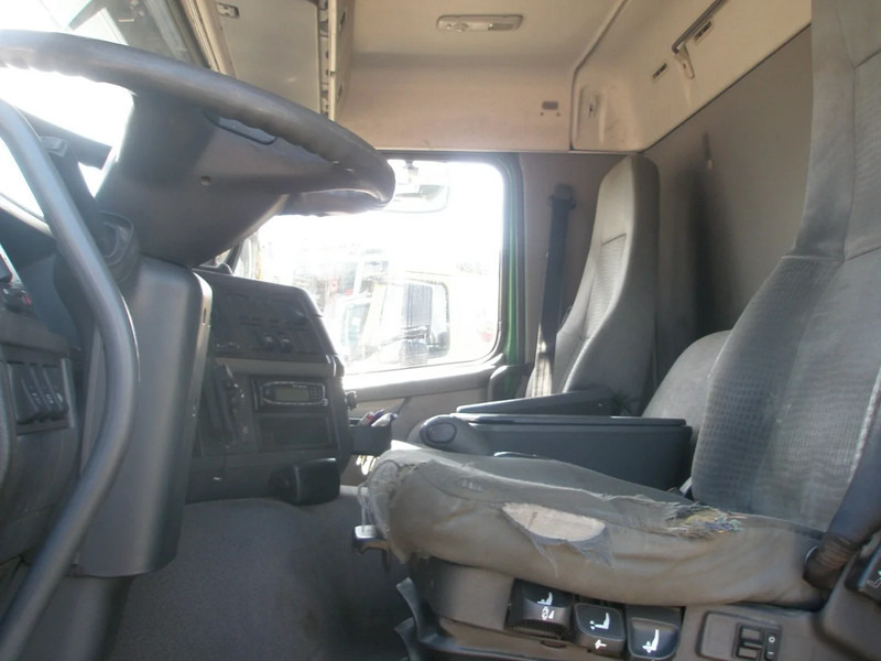 Kamion sa kablovskim sistemom, Kamion sa dizalicom Volvo FM 9.260: slika 9