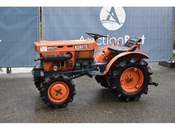 Mali traktor International B7001: slika 1