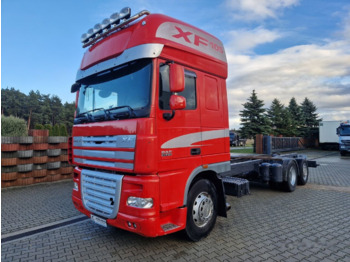 Kamion sa golom šasijom i zatvorenom kabinom DAF XF 105 510