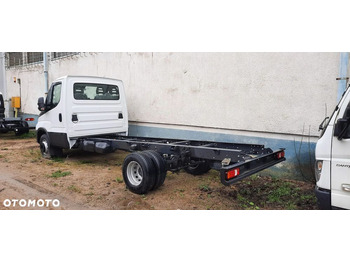 Kamion sa golom šasijom i zatvorenom kabinom IVECO Daily 70c18