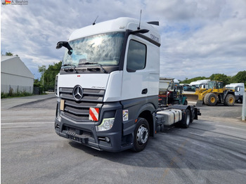 Kamion sa golom šasijom i zatvorenom kabinom MERCEDES-BENZ