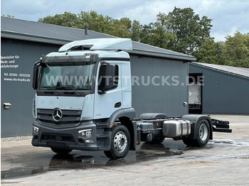 Kamion sa golom šasijom i zatvorenom kabinom MERCEDES-BENZ Actros