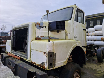 Kamion sa golom šasijom i zatvorenom kabinom VOLVO N10