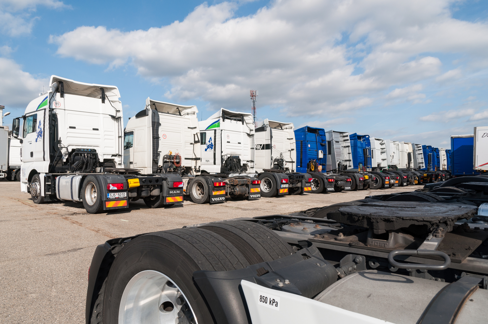 AUTOMARKET TRUCKS s.r.o. - vozila za prodaju undefined: slika 1