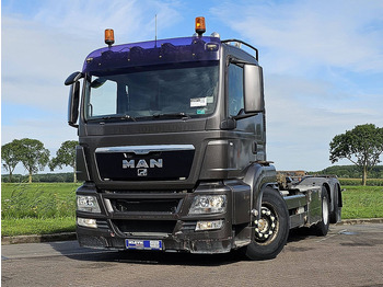 Kamion sa golom šasijom i zatvorenom kabinom MAN TGS 26.400