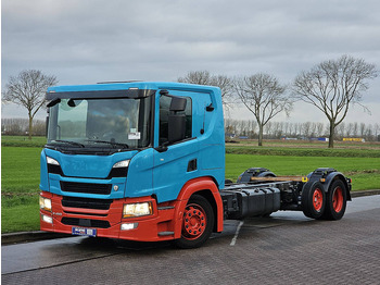 Kamion sa golom šasijom i zatvorenom kabinom Scania P450: slika 2