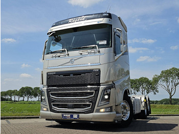 Kamion sa golom šasijom i zatvorenom kabinom VOLVO FH 750