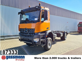 Kamion sa golom šasijom i zatvorenom kabinom MERCEDES-BENZ Arocs