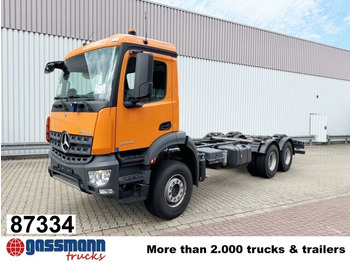 Kamion sa golom šasijom i zatvorenom kabinom MERCEDES-BENZ Arocs