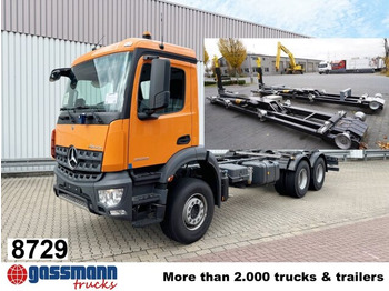 Kamion sa golom šasijom i zatvorenom kabinom MERCEDES-BENZ Arocs
