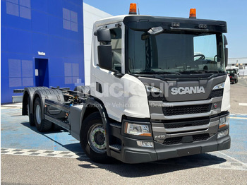 Kamion sa golom šasijom i zatvorenom kabinom SCANIA P 410