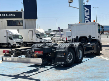 Kamion sa golom šasijom i zatvorenom kabinom SCANIA P410.26 ejes 6x2*4: slika 4