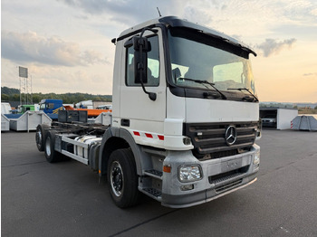 Kamion sa golom šasijom i zatvorenom kabinom Mercedes-Benz Actros MP 2  2532 6x2: slika 4