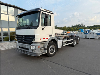 Kamion sa golom šasijom i zatvorenom kabinom Mercedes-Benz Actros MP 2  2532 6x2: slika 3