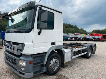 Kamion sa golom šasijom i zatvorenom kabinom MERCEDES-BENZ Actros 2532