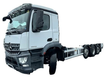 Kamion sa golom šasijom i zatvorenom kabinom MERCEDES-BENZ Arocs 3243