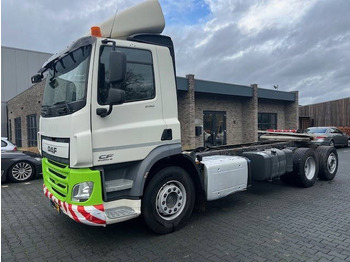 Kamion sa golom šasijom i zatvorenom kabinom DAF CF 290