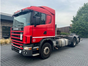 Kamion sa golom šasijom i zatvorenom kabinom SCANIA R124