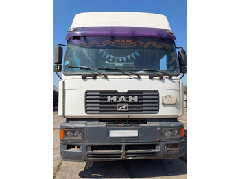 Kamion sa tovarnim sandukom MAN 26.414: slika 3