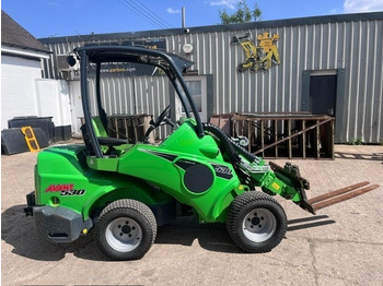 Zglobni utovarivač AVANT