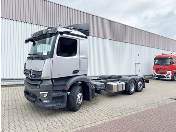 Kamion sa golom šasijom i zatvorenom kabinom MERCEDES-BENZ Actros 2546