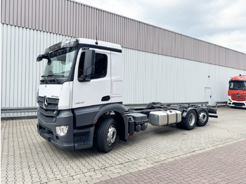 Kamion sa golom šasijom i zatvorenom kabinom MERCEDES-BENZ Actros 2548