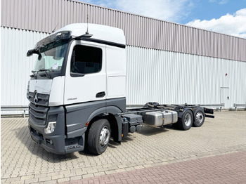 Kamion sa golom šasijom i zatvorenom kabinom MERCEDES-BENZ Actros 2548