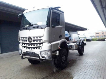 Kamion sa golom šasijom i zatvorenom kabinom MERCEDES-BENZ Arocs