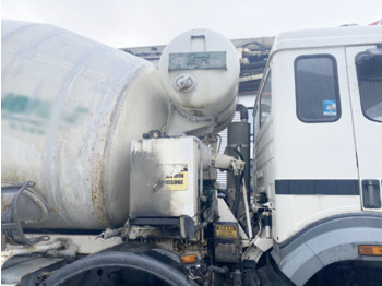 Mikser za beton Mercedes-Benz SK II 3234 B 8x4/4 SK II 3234 B 8x4/4, LT Betonmischer, Förderband, Funk, 9cbm: slika 5 Mikser za beton Mercedes-Benz SK II 3234 B 8x4/4 SK II 3234 B 8x4/4, LT Betonmischer, Förderband, Funk, 9cbm: slika 5