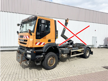 Kamion sa golom šasijom i zatvorenom kabinom