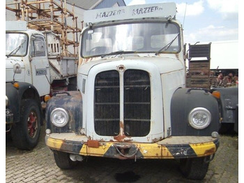 Kamion sa golom šasijom i zatvorenom kabinom SAURER