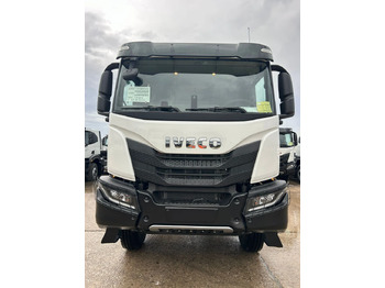 Kamion sa golom šasijom i zatvorenom kabinom IVECO T-WAY