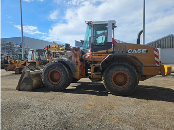 Utovarivač točkaš CASE 621 D: slika 3